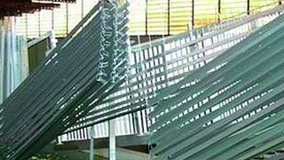 Bild 1: Die Prozessführung beim Beizen ist entscheidend für den Metallabtrag und somit für die Korrosionsbeständigkeit von Aluminiumoberflächen, die lackiert werden. (Bild: Henkel)