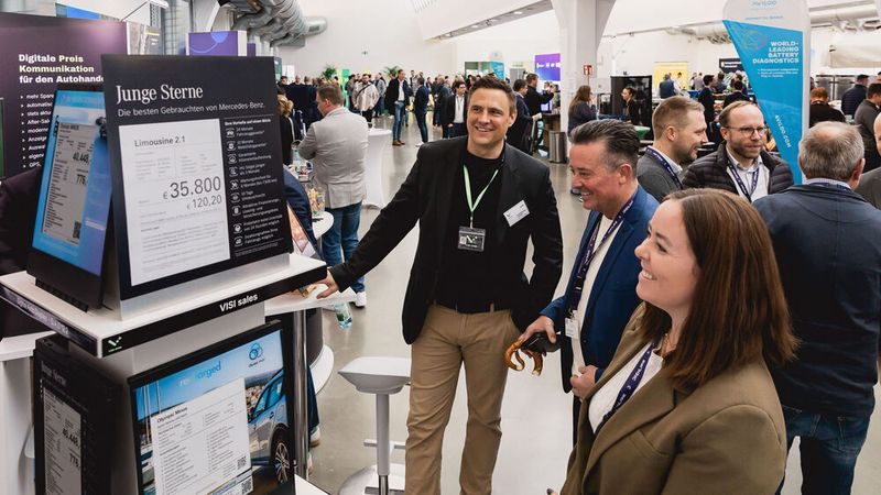 Die Teilnehmer nutzten die Pause für Infos und Gespräche. (Bild: Stefan Bausewein)