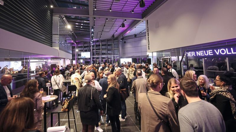 Zu der Eröffnungsveranstaltung kamen mehrere hundert Gäste. (Bild: Hahn-Gruppe)