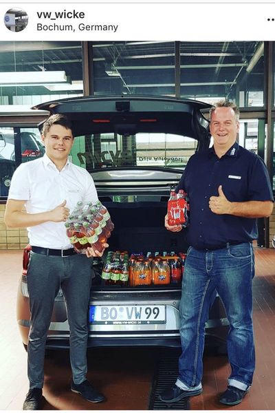 Die Geschäftsführung des Bochumer VW-Händlers Wicke spendierte Getränke ... (Autohaus Wicke)