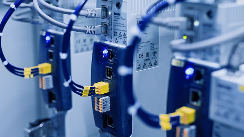 Der Lenze i950 unterstützt unterschiedliche Kommunikationsprotokolle und Netzwerkrollen. So lässt sich der Servoumrichter flexibel in verschiedene Maschinen- und Automatisierungsarchitekturen integrieren.(Bild:  Lenze)