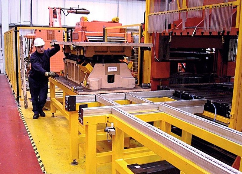 Bild 3: Beispiel eines EAS-Rollbahnsystems zum manuellen Transfer und Einschub eines Presswerkzeuges in die Presse.  (Bild: EAS)