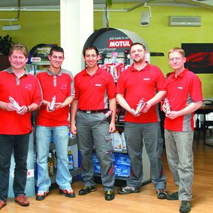 Sind seit vielen Jahren von Motul überzeugt: Frank Säuberlich, Gründer von Franks Autowelt, Marco Säuberlich, Leiter für Zubehör-Ein- und -Verkauf, Tommy Spindler und Lars Brockmeyer, Service/Annahme, sowie Patrick Säuberlich, Kundendienstleiter (v. li.). 