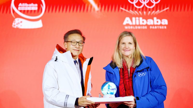 Alibaba Group präsentiert „Wonder on Ice“ im Mailänder Castello Sforzesco für Milano Cortina 2026 (Links: Joe Tsai, Chairman der Alibaba Group; rechts: Kirsty Coventry, Präsidentin des Internationalen Olympischen Komitees (IOC))  (Bild: Alibaba)
