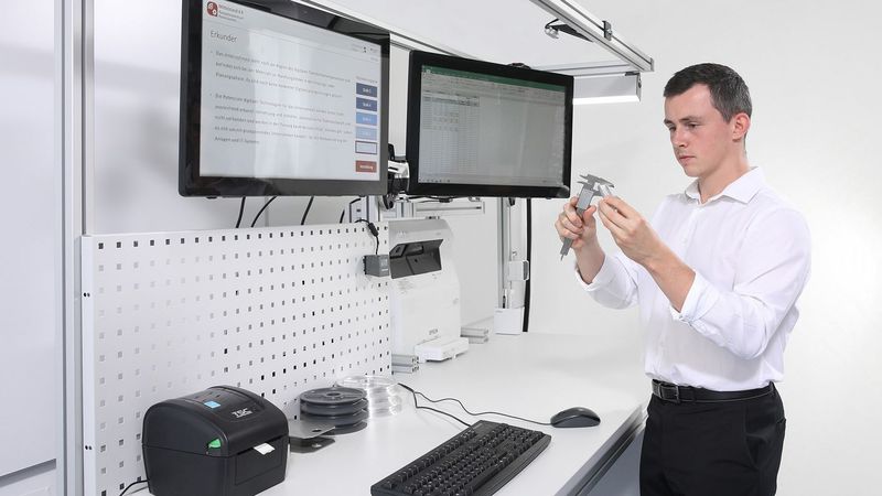 DIRKI unterstützt kleine und mittlere Unternehmen beim Einstieg in die Digitalisierung und den Einsatz von Künstlicher Intelligenz – passgenau abgestimmt auf ihren individuellen Reifegrad. Das Exponat adressiert eine zentrale Herausforderung vieler KMU: technische Einstiegshürden und die starke Fokussierung auf Einzelaufträge erschweren häufig die Automatisierung von Prozessen. Zu sehen in Halle 27, Stand B35 (Gemeinschaftsstand Mittelstand-Digital). (Bild: DFKI)