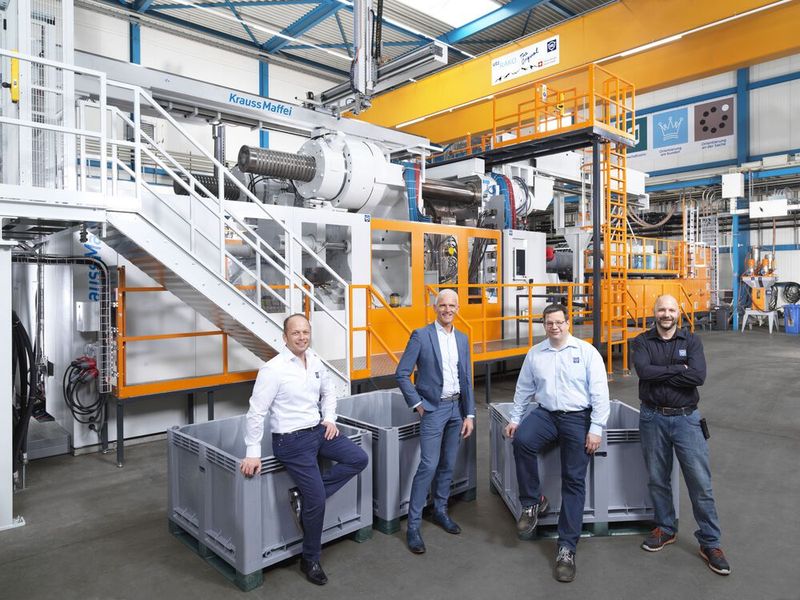 Vor der riesigen Spritzgießmaschine MX 4000-75000 von Krauss-Maffei bei der Georg Utz AG. Von links: Andreas Schlegel, Leiter Operations bei der Georg Utz AG, Bruno Schleiß, Geschäftsführer Krauss-Maffei in der Schweiz, Marcel Meier, Leiter Produktionstechnik bei der Georg Utz AG, und Markus Eggimann, dort Leiter Produktion. (Bild: Krauss-Maffei)