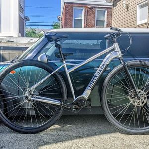 Erst in Relation zu anderen Fahrzeugen werden die außergewöhnlichen Dimensionen eines Dirtysixer deutlich.(Bild:  Dirtysixer)