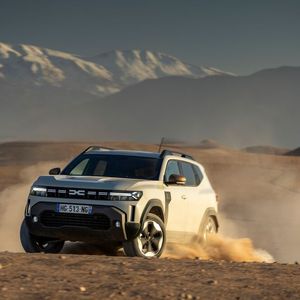 Vorne Sand, hinter das Atlas-Gebirge: Dank Kraft an allen Vieren ist der Duster hier in seinem Element.(Bild:  Dacia)