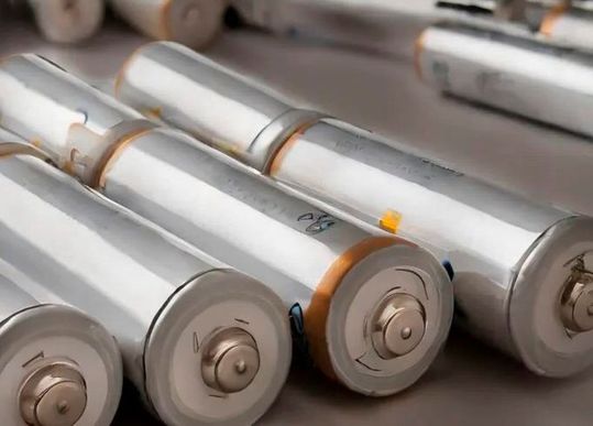 Bald sicherer! Lithium-Metall-Batterien soll die Zukunft der Energiespeicherung gehören, weil sie effektiver arbeiten. Doch da gibt es ein Phänomen, dass gefährlich werden kann! Und es existiert auch dort, wo man es lange nicht vermutet hat, wie Forscher aus München entdeckt haben ...(Bild:  DDD-Battery)