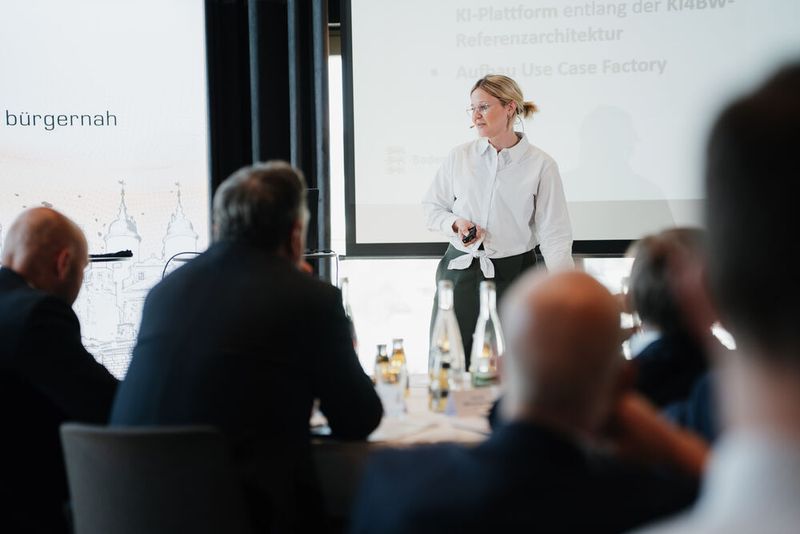 Wie Baden-Württemberg zum „KI-Länd“ wird, erläuterte Daniela Sauter, Projektleiterin des zentralen Dienstleisters BITBW. Wichtige Hebel dabei: die Referenzarchitektur, eine Use Case Factory und natürlich der KI-Assistent F13.  (©Manuel Emme Fotografie)