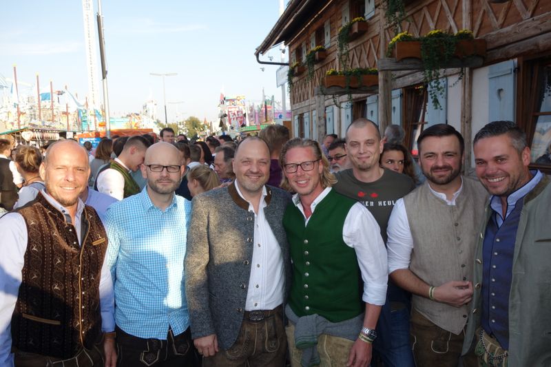 Ob mit oder ohne Tracht - gefeiert wird zünftig! (v. l.) Christian Pirch, Cyberpower, Markus Isenecker, One.de, Sven Buchheim, bluechip, Carsten Weber, Tech Data, Felix Bechmann, Label-the-cable, Marcel Maul, SFC, und Christian Bendel, MRM Distribution. (Bild: IT-BUSINESS)