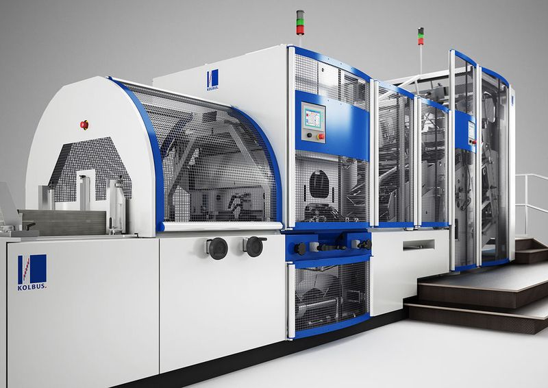  Gewinner der Kategorie „Verpackungsmaschine“: Die Kolbus Schachtelmaschine Boxline bietet ein komplettes System zur Verarbeitung von Papier, Pappe und Karton. Überzeugend ist die im automatisierten Prozess erreichte höchste Präzision der stabilen Schachteln. Durch den vollautomatischen Herstellungsprozess mit kurzen Umrüstzeiten und der Formatverstellung ohne Werkzeugwechsel sind auch kurzzeitige Bedarfsanpassungen möglich. Vorteile sind ebenfalls die kürzeren Lieferzeiten sowie wesentlich kleinere Mindestbestellmengen für z. B. die Luxuskonsumgüterindustrie.  (DVI Deutsches Verpackungsinstitut)