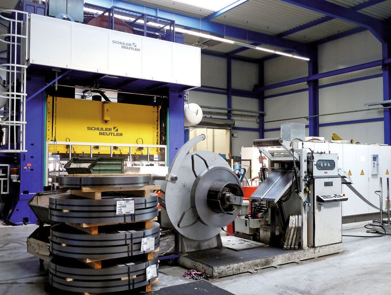 Bei Hafner stehen modernste Stanzmaschinen, wie hier im Hintergrund ein Schuler-Beutler-Stanz-und-Umformautomat mit 6300 kN Presskraft, Maschinentischlänge 3600 mm, für Bandbreiten bis 600 mm und Banddicken von 0,5 bis 6 mm. Bild: Kuhn (Archiv: Vogel Business Media)