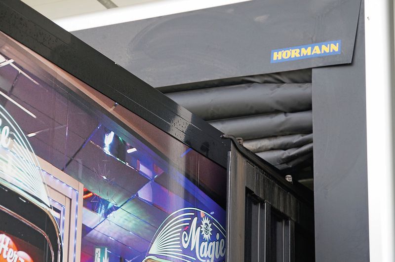 Die aufblasbaren Torabdichtungen passen sich den unterschiedlich großen Fahrzeugen an, die im Logistikzentrum verladen werden.  (Hörmann)