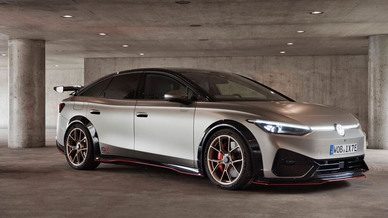 Mit dem fast 5 Meter langen ID 7 hat VW erst seit kurzem ein neues Topmodell seiner Elektroflotte am Start. Nun wird die E-Limousine in einer Sportversion gezeigt. (Bild: Volkswagen)