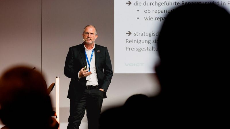 Nicht ganz sauber ist auch, wie sich manche Versicherer nach einer Unfallschadenreparatur den Werkstätten gegenüber gebärden. Rechtsanwalt Jörg Rüberg, Niederlassungsleiter bei der Kanzlei Voigt, erklärte, wie sich Betriebe bei ungerechtfertigten Regressforderungen verhalten können. (Bild: Stefan Bausewein)