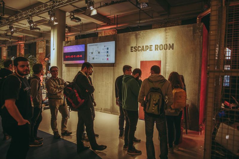 Bloß raus aus dem Rummel! Auf dem Summit gab es einen Escape Room. Die Wartezeit bis zu seiner Öffnung wurde angezeigt (links im Bild).  (© Amazon )