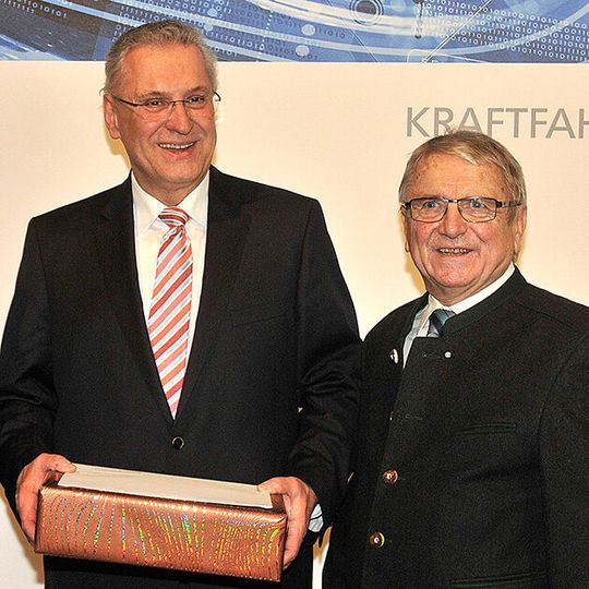 Neujahrsempfang 2016 des Kfz-Gewerbes Bayern: Innenminister Joachim Herrmann (li.) und LV-Präsident Klaus Dieter Breitschwert. Neujahrsempfang 2016 des Kfz-Gewerbes Bayern: Innenminister Joachim Herrmann (li.) und LV-Präsident Klaus Dieter Breitschwert.