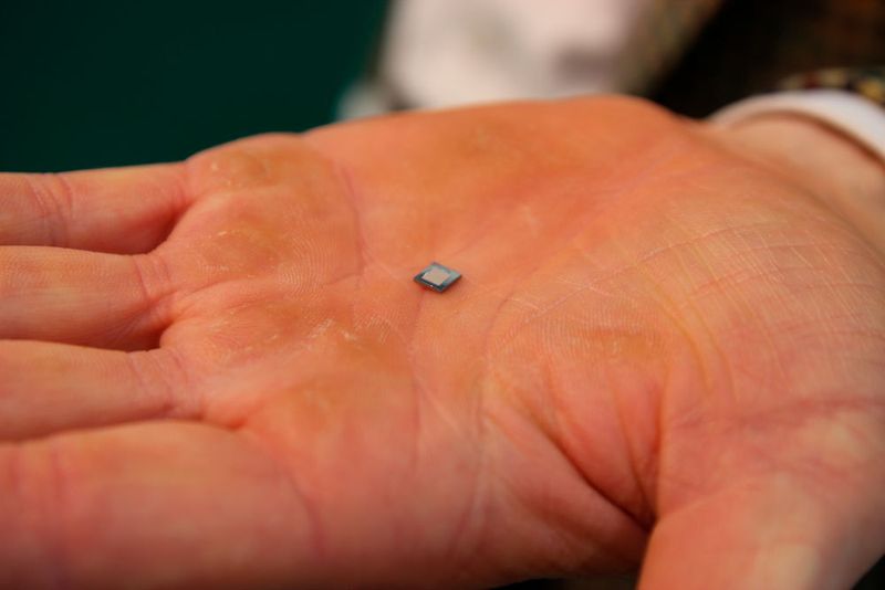 Unbestritten ein Winzling: Die neue Mini-Siliziumpumpe auf Basis von Wafer-Technologie misst nur 5 x 5 x 0,6 Kubikmillimeter. (Bild: Schäfer)