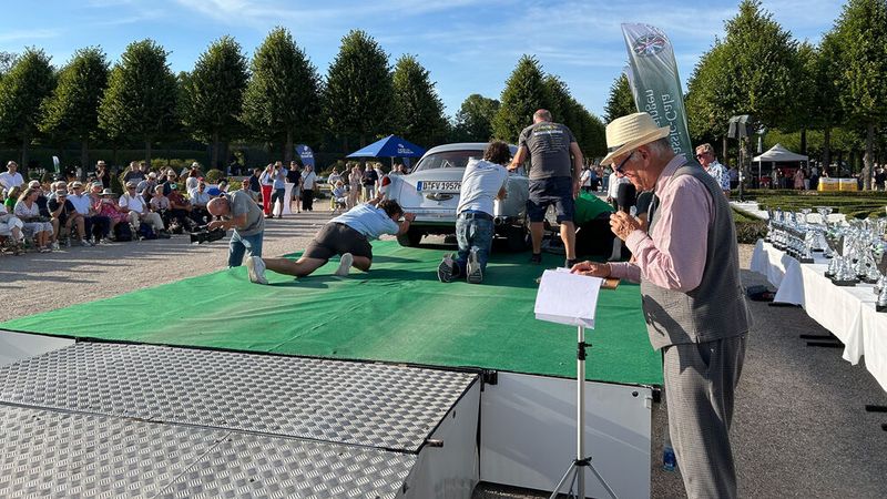 Veranstalter Johannes Hübner (vorn) moderierte gekonnt über die einige Zeit dauernde Bergung des Facel Vega hinweg… (Bild: Peter Diehl)