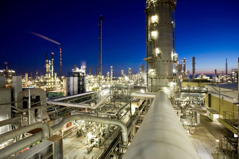 Platz 19: BASF mit einem Gehaltsgefälle von 43 (Das Bild zeigt den Steamcracker im BASF-Werk Ludwigshafen) (BASF)