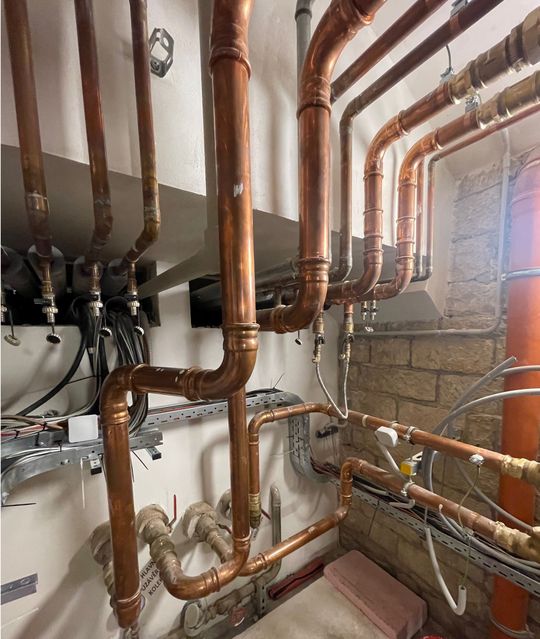 (Die neue Heizungsverrohrung im Veitsdom, umgesetzt mit Sanha-Press aus Kupfer.Bild: Sanha GmbH & Co. KG, Essen)