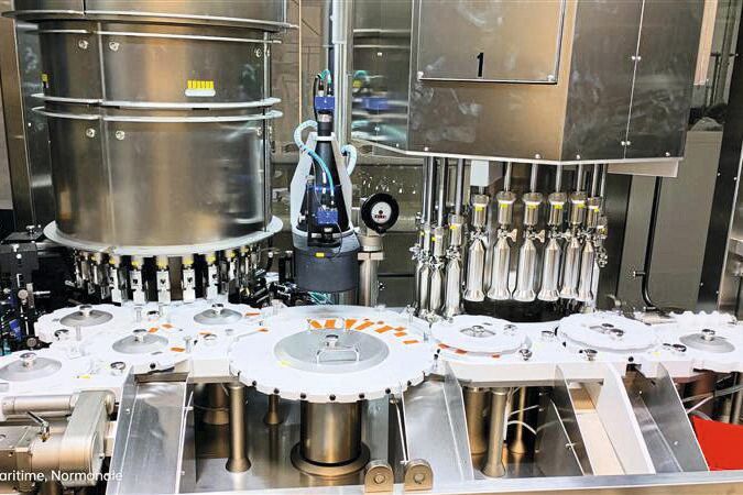 Aufbau der automatisierten Prüfapplikation: Links erfolgt die Inspektion via Machine Vision rechts die Druckkontrolle, also ob die Ampullen korrekt verschlossen sind. (Bild:  MVTec)