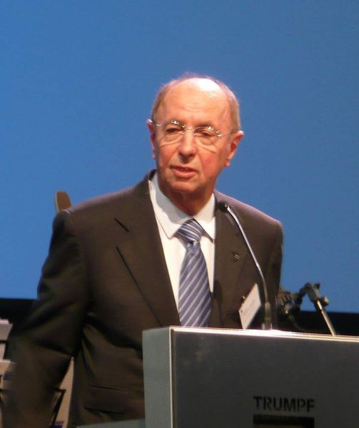 Prof. Dr.-Ing. Berthold Leibinger, Vorsitzender des Aufsichtsrats der Trumpf GmbH + Co. KG in Ditzingen zur Einweihung des neuen Entwicklungszentrums: „Der Erfolg in unserem Geschäft verlangt die Synthese von Mut und Maß. Wir werden – gerade mit Hilfe unserer neuen, besseren Möglichkeiten in diesen Räumen – das Tal verlassen. Dessen bin ich gewiss.“ (Archiv: Vogel Business Media)