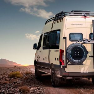 Der Sprinter-Ausbau ist „für echte Entdecker und Abenteurer“ gedacht und verkörpert das auch mit seinem robusten Offroader-Outfit mit markanter Fahrzeuggrafik. (Bild:  Weinsberg)