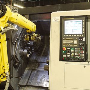 Ein Doppelgreifer sorgt für Effzienz bei der Handhabung von Roh- und Fertigteilen.(Bild:  Martinus Menne)