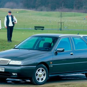 Großer Unbekannter: Trotz feiner Pininfarina-Formen verkaufte Lancia nicht viele Kappa Station Wagon. Die Limousine hatten die Italiener bereits zwei Jahre zuvor lanciert.Angetrieben wurde der Kappa wahlweise von einem Zweiliter-Turbo-Vierzylinder (205 PS), einem Zweiliter-Fünfzylinder (145 PS), einem 2,4-Liter-Fünfzylinder (175 PS), einem Dreiliter-V6 (204 PS) oder einem 2,4-Liter-Turbodiesel mit 124 PS. Vom Station Wagon wurden lediglich 9.193 Exemplare gefertigt, von der Limousine waren es immerhin 104.752 Einheiten.(Bild:  Lancia)