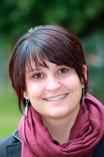 „In die Entwicklung des neuartigen Compositegehäuses flossen unsere Erfahrungen im Umgang mit Thermoplasten beziehungsweise deren Kombination mit anderen Materialien ein. Auch die Kenntnis der relevanten Versagensmodelle sowie das Know-how zum Einsatz von Spritzgussverfahren waren hilfreich“, erläutert Monika Kreutzmann, Leiterin des Center of Competence (CoC) Composites bei ARRK Engineering. (ARRK Engineering)