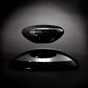 Für außergewöhnlichen Sond an Weihnachten sorg der Hexagon Levitate Speaker 2.0 von www.menkind.co.uk. Er kann schweben und soll dabei für kraftvolle Klänge sorgen. Mit 59,99 Englischen Pfund schlägt das Gerät zu Buche.  (MenKind)