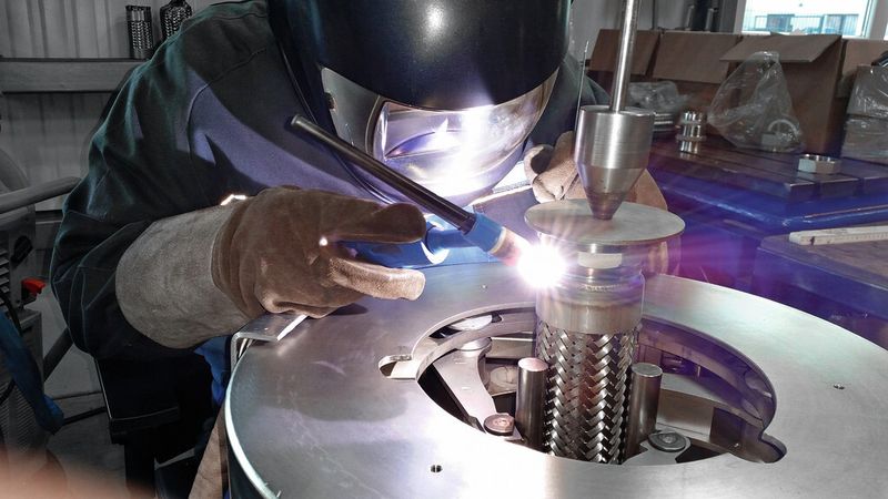 Der Schweißfachbetrieb Spieß Metallverarbeitung setzt beim Schweißen der patentierten Hochdruckmetallschläuche auf modernste WIG-Schweißgerätetechnik. (Bild: Spieß)