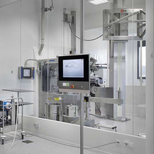 Abb. 1: Reinraumgerechte Integration diverser Einbauten. Abb. 1: Reinraumgerechte Integration diverser Einbauten.