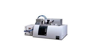 Abb.1: Netzsch-DSC 204 F1 Phoenix mit Probenwechsler und Quecksilberdampflampe Omnicure 2000. Es können jedoch verschiedene kommerzielle UV-Lampen eingesetzt werden. (Bild: Netzsch)