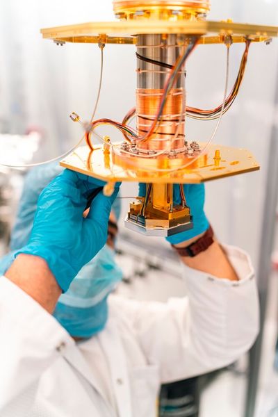 Am unteren Ende der Vorrichtung wird der Quantencomputing-Chip befestigt.  (Bild: Christoph Georges/Eleqtron)