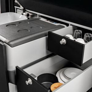 In dem etwa 60 Kilogramm schweren Modul, das sich zu zweit mit wenigen Handgriffen aus- und einbauen lassen soll, ist zudem Platz für Geschirr und kleinere Mengen Vorräte vorhanden.(Bild:  © Mercedes-Benz AG)