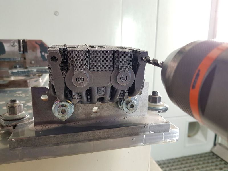 Die fertigen Bremssättel hat im Anschluss ein Team der Technischen Universität Hamburg-Harburg auf einer Fräsmaschine nachbearbeitet. Sowohl das Münsteraner als auch das Hamburger Formula-Student-Team erhalten die für die jeweiligen Teams unterschiedlich entwickelten und konstruierten Bremssättel.  (Bild: TU Hamburg/Lasse Evers)