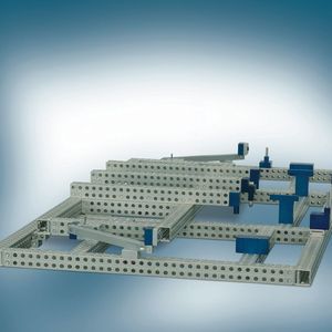 Justiervorrichtung aus Aluminiumprofilen im zusammengeklappten Zustand. Eine platzsparende Lagerung ist somit möglich.  Bild: Witte