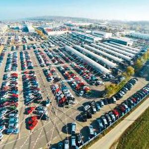 In Tschechien tritt die Aures Holding im Vergleich dazu eher nüchtern auf. Dafür mit einem riesigen Fahrzeugbestand, wie hier bei AAA in Prag.(Bild:  Aures Holding)