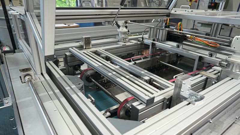 In der Anlage können zwei verschiedene Nutfräser zeitgleich montiert werden.(Bild:  Apra-Plast)