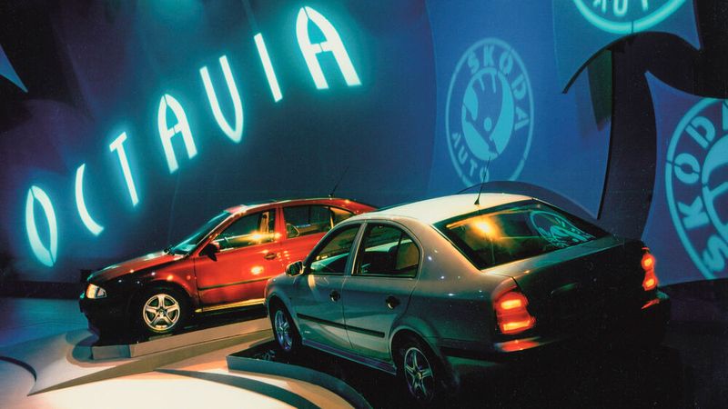 Für viele der bessere Golf: Der Octavia trug VW-Gene und überzeugte durch schicke Linien und viel Platz zu günstigen Preisen. Er war Škodas erstes Auto dieser Klasse nach der 1991 erfolgten Übernahme durch Volkswagen AG und basierte auf dem Golf IV. Im Unterschied zu seinem Verwandten, dem Seat Toledo II, der sich mit einer kleinen Heckklappe zufriedengeben musste, erhielt der Octavia eine praktische große Heckklappe, die oben am Dach angeschlagen war. Aufgrund der Tatsache, dass die EU ab dem 1. Januar 2011 nur Neufahrzeugen mit Euro 5 eine Zulassung gewährt, musste die Fertigung des ersten Octavia mit Ende des Modelljahres 2010 für Europa eingestellt werden. (Bild: Skoda)