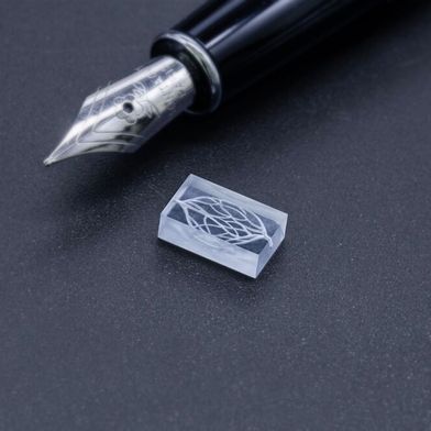 Das optisch transparente Photopolymerharz bietet eine Lichtdurchlässigkeit von 90 Prozent sowie eine Genauigkeit im Mikrometerbereich für komplexe Mikrogeräte. (Bild: Boston Micro Fabrication)