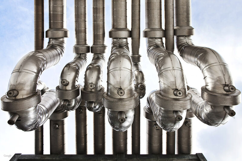 Google Datacenter: wie Kunst am Bau sehen diese Rohre des Kühlsystems aus (Bild: Google)