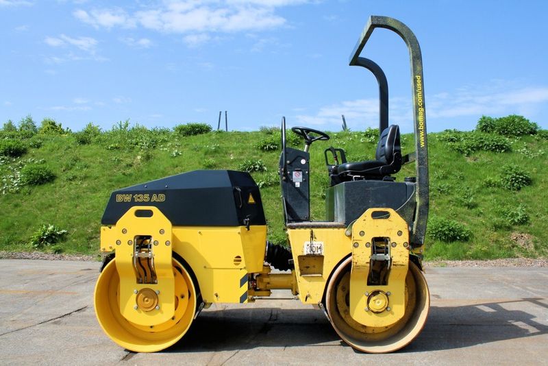 Junge oder überarbeitete Gebrauchtmaschinen werden ebenso wie Neumaschinen für alle anstehenden Infrastrukturprojekte genutzt. (Bild: Bomag)