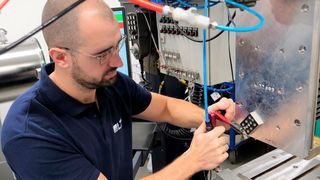 Ein Experte des LZH bei der Arbeit. Das neueste Ziel ist, eine Laserstrahlschweiß-Möglichkeit für das automatische Schweißen von Messingkomponenten zu entwickeln. Das hat seinen Grund... (Bild: LZH)