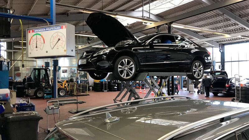 Damit sein Geschäft zukunftsträchtig bleibt, setzt Alexander Müller auf hohe Qualitätsstandards in seiner Werkstatt: vom Know-how seiner Mitarbeiter bis zum Equipment. (Bild: Schweitzer/»kfz-betrieb«)