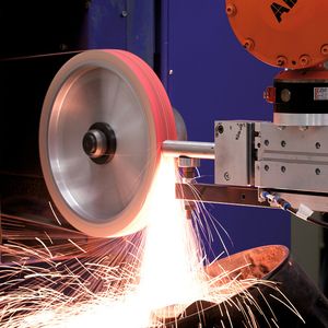 Bild 1: Im Projekt „Powergrind“ wird der Bandschleifprozess speziell über die Stellschraube Kontaktscheibe optimiert, um dadurch zu höherer Oberflächenqualität an frei geformten Flächen zu kommen.