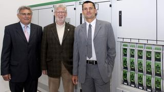 Aktiver Einsatz für KUNO: Maximilian Schottenheim, Geschäftsführer KLÖMÖ, Dr. Hans Brockard Verwaltungsdirektor Uniklinikum Regensburg i.R. und Initiator der KUNO-Spendenaktion sowie Thomas Jörss, Vertriebsmitarbeiter Eatons Geschäftsfeld Moeller (v.l.n.r. ) (Archiv: Vogel Business Media)